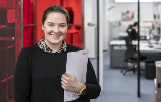 Auszubildende Hannah stellt ihren Tagesablauf als Kauffrau für Marketingkommunikation im Verlag vor Auszubildende Hannah stellt ihren Tagesablauf als Kauffrau für Marketingkommunikation im Verlag vor
