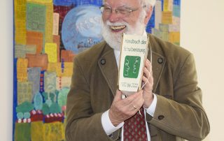 Generationenwechsel beim Handbuch der Schulberatung: „Der Honal“ mit neu besetztem Herausgeberteam Generationenwechsel beim Handbuch der Schulberatung: „Der Honal“ mit neu besetztem Herausgeberteam