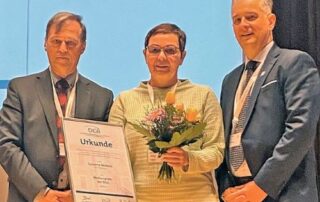 Herzlichen Glückwunsch an Chefredakteurin Susanne Wolters zum Medienpreis der DGII 2025! DGII-Präsident Prof. Dr. Marcus Blum, Chefredakteurin Susanne Wolters und DGII-Vizepräsident PD Dr. Christopher Wirbelauer bei der Preisverleihung in Erlangen (v.l.n.r.) | Foto: Schmickler